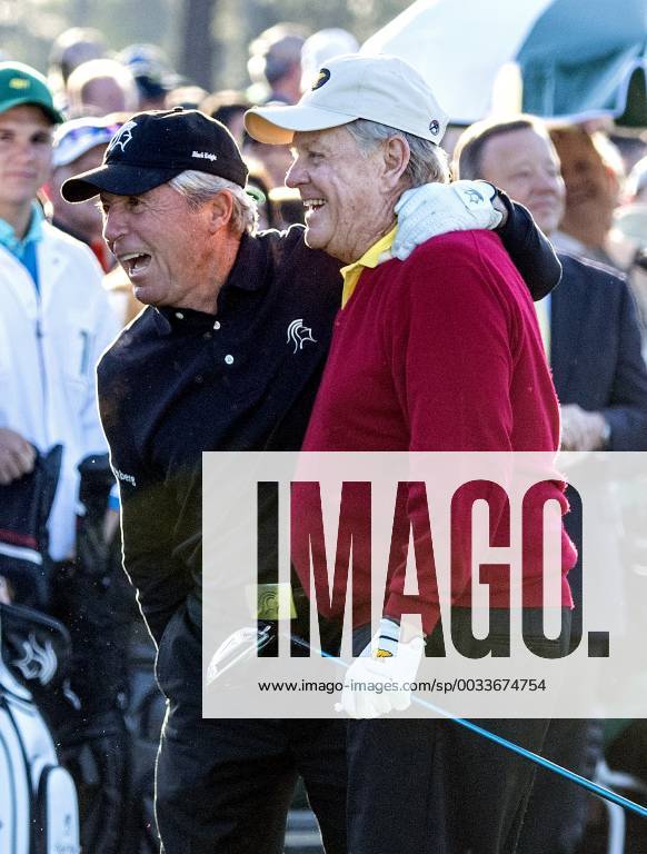 Honorary starters golf legends Gary Player (L) and Jack Nicklaus embrace during the opening ceremony for the 2018 Masters Tournament at the Augusta National Golf Club in Augusta, Georgia, on April 5, 2018. AUG20180405301 KEVINxDIETSCH