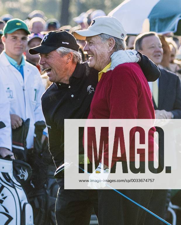 Honorary starters golf legends Gary Player (L) and Jack Nicklaus embrace during the opening ceremony for the 2018 Masters Tournament at the Augusta National Golf Club in Augusta, Georgia, on April 5, 2018. AUG20180405304 KEVINxDIETSCH