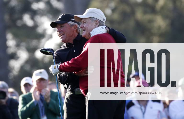 Honorary Starters Jack Nicklaus and Gary Player of South Africa embrace after hitting a tee shot on the first hole before the 1st round of the 2018 Masters Tournament at the Augusta National Golf Club in Augusta, Georgia, on April 5, 2018. AUG20180405103 JOHNxANGELILLO