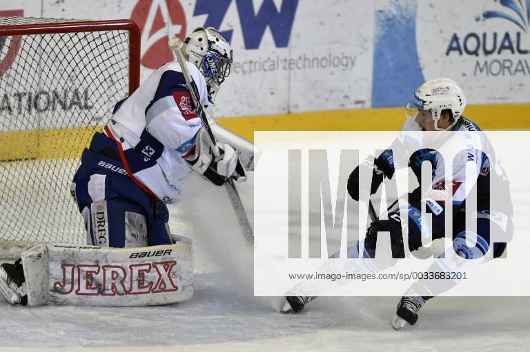 Semifinale play off hokejove extraligy - 4. zapas: HC Kometa Brno - HC Skoda Plzen, 5. dubna 2018 v Brne. Zleva brankar Brna Marek Ciliak a Miroslav Indrak z Plzne. CTKPhotoP201804050800301 _SAL0054