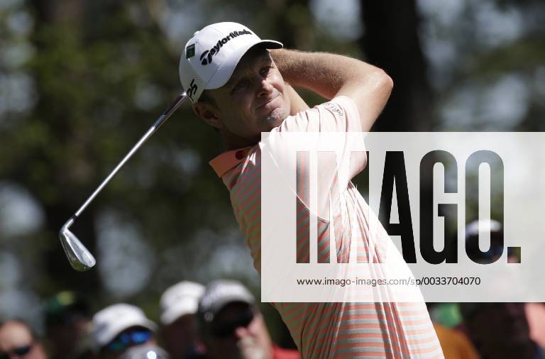 Justin Rose of England hits his tee shot on the 4th hole in the 1st round of the 2018 Masters Tournament at the Augusta National Golf Club in Augusta, Georgia, on April 5, 2018. AUG20180405165 JOHNxANGELILLO
