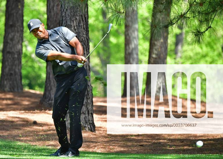 Tiger Woods hit from the rough on the 11th hole during the first round of the 2018 Masters Tournament at the Augusta National Golf Club in Augusta, Georgia, on April 5, 2018. AUG20180405355 KEVINxDIETSCH