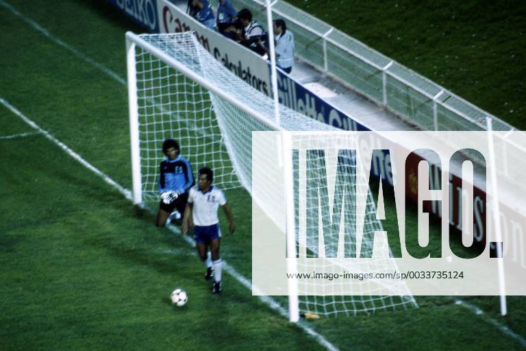 FIFA World Cup WM Weltmeisterschaft Fussball - Espana 1982 (Spain 1982) 15.6.1982, Nuevo Estadio, Elche. FIFA World Cup 1982, Group 3: Hungary v El Salvador. Luis Guevara Mora in the El Salvador goal has been beaten once again in the 1-10 defeat, record in the World Cup history. With the Mario Castillo. Noxthirdxpartyxsales (75029143)