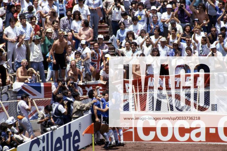 IMAGO Iconic Moments, Fußball FIFA World Cup WM Weltmeisterschaft Fussball - Mexico 1986 22.6.1986, Estadio Azteca, Mexico, D.F. Quarter-final Argentina v England. Diego Maradona celebrates after scoring the greatest goal the World Cup has ever seen, 2-0 against England. English fans in the stand don t seem to agree. Noxthirdxpartyxsales (75038369)