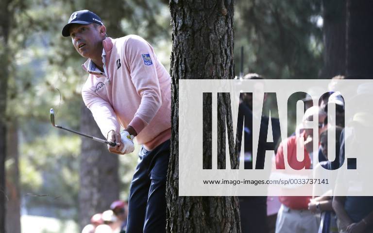 Matt Kuchar his second shot from out of the pine straw to the 1st hole in the 2nd round of the 2018 Masters Tournament at the Augusta National Golf Club in Augusta, Georgia, on April 6, 2018. AUG20180406108 JOHNxANGELILLO