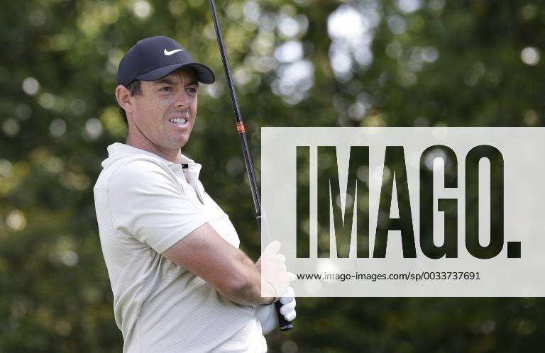 Rory McIlroy of Norther Ireland hits his tee shot on hole 2 in the 2nd round of the 2018 Masters Tournament at the Augusta National Golf Club in Augusta, Georgia, on April 6, 2018. AUG20180406118 JOHNxANGELILLO