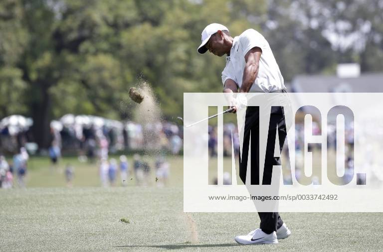 Tiger Woods hits his approach shot on there first hole in the 2nd round of the 2018 Masters Tournament at the Augusta National Golf Club in Augusta, Georgia, on April 6, 2018. AUG20180406123 JOHNxANGELILLO