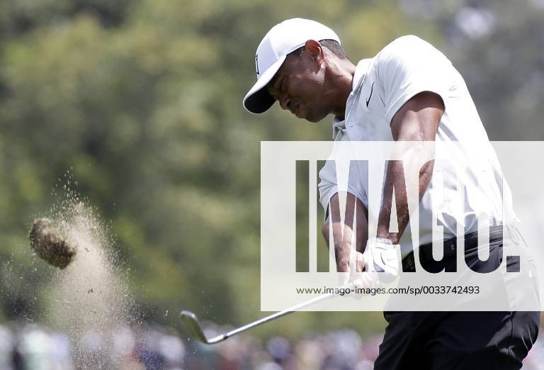 Tiger Woods hits his approach shot on there first hole in the 2nd round of the 2018 Masters Tournament at the Augusta National Golf Club in Augusta, Georgia, on April 6, 2018. AUG20180406124 JOHNxANGELILLO