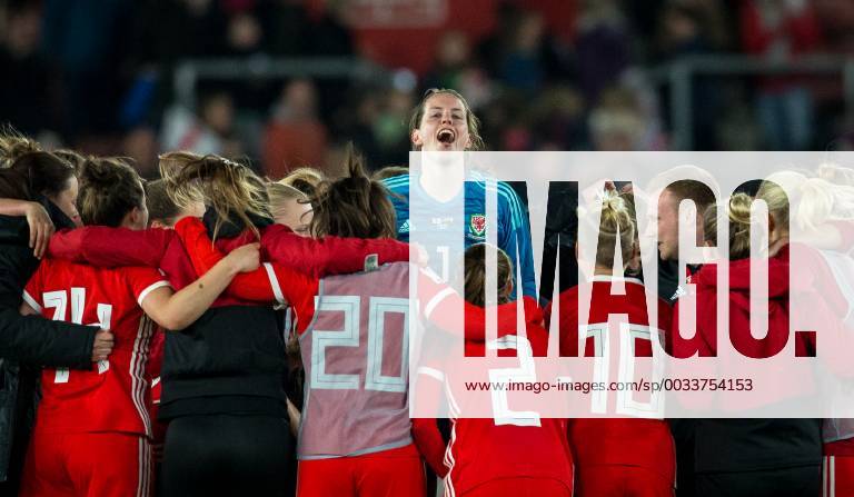 Goalkeeper Laura O Sullivan (Yeovil Town) of Wales Women celebrates with the squad at full time during the Women s World Cup Qualifying match between England Women and Wales Women at St Mary s Stadium, Southampton, England on 6 April 2018.