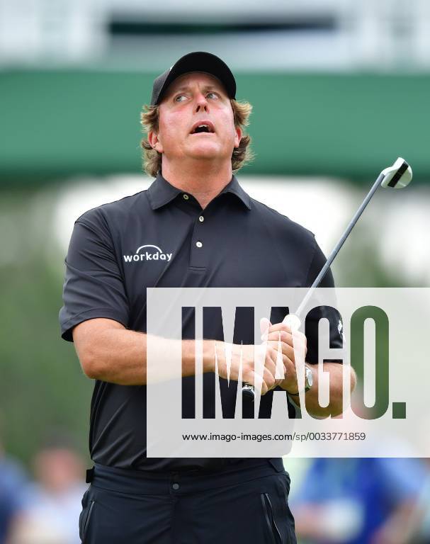Phil Mickelson reacts after missing a putt on the 17th green during the third round of the 2018 Masters Tournament at the Augusta National Golf Club in Augusta, Georgia, on April 7, 2018. AUG20180407316 KEVINxDIETSCH