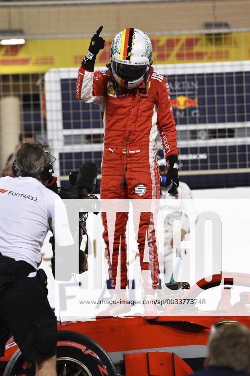 Jornada de clasificación del Gran Premio de Bahrein en el circuito de Sakhir. En la imagen, Sebastian Vettel.Grand Prix of Bahrein qualifying round at Sakhir circuit. In this picture, Sebastian Vettel. RV RACING PRESS