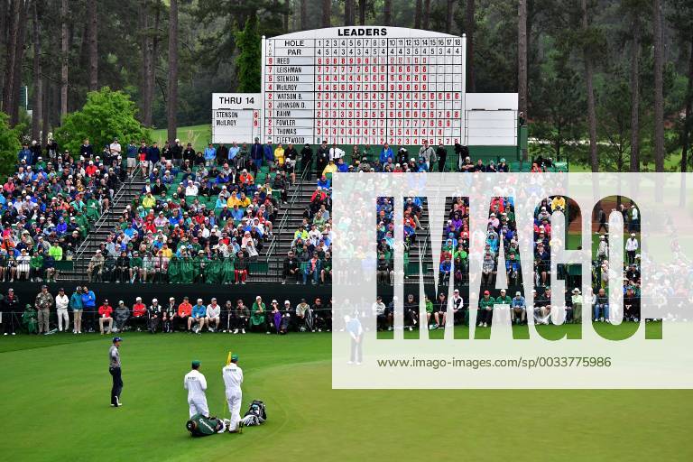 Rory McIlroy putts on the 15th hole during the third round of the 2018 Masters Tournament at the Augusta National Golf Club in Augusta, Georgia, on April 7, 2018. AUG20180407333 KEVINxDIETSCH
