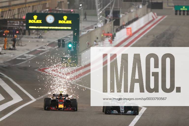 Motorsports: FIA Formula One World Championship WM Weltmeisterschaft 2018, Grand Prix of Bahrain, Sparks 33 Max Verstappen (NDL, Red Bull Racing), 44 Lewis Hamilton (GBR, Mercedes AMG Petronas F1 Team), Sakhir Bahrain