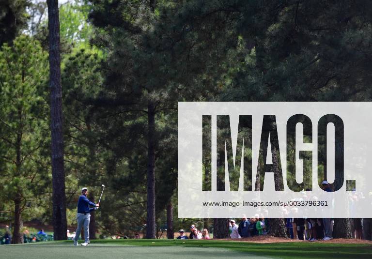 Jon Rahm of Spain hits his approach shot to the 1st hole in the final round of the 2018 Masters Tournament at the Augusta National Golf Club in Augusta, Georgia, on April 8, 2018. AUG20180408108 KEVINxDIETSCH