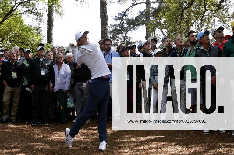 Rory McIlroy hits his approach shot from the rough to the 1st hole in the final round of the 2018 Masters Tournament at the Augusta National Golf Club in Augusta, Georgia, on April 8, 2018. AUG20180408111 JOHNxANGELILLO