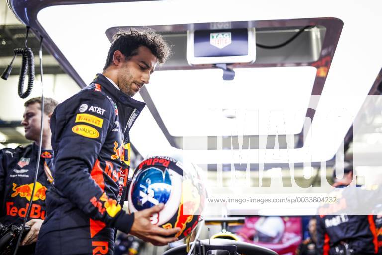 RICCIARDO Daniel (aus), Aston Martin Red Bull Tag Heuer RB14, portrait garage during 2018 Formula 1 FIA World Championship WM Weltmeisterschaft Bahrain Grand Prix, Sakhir Bahrain