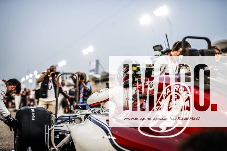 LECLERC Charles (mco), Alfa Romeo Sauber F1 Team C37, starting grid during 2018 Formula 1 FIA World Championship WM Weltmeisterschaft Bahrain Grand Prix, Sakhir Bahrain