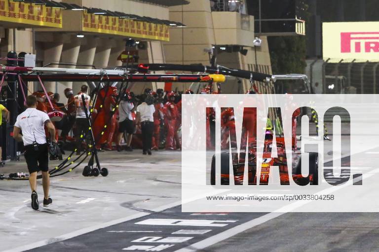 RAIKKONEN Kimi (fin), Scuderia Ferrari SF71H, retiring from the race after hitting a mechanic during his pitstop during 2018 Formula 1 FIA World Championship WM Weltmeisterschaft Bahrain Grand Prix, Sakhir Bahrain