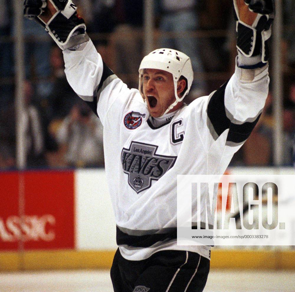 Wayne Gretzky (New York Rangers) jubelt noch einmal im Trikot der Los Angeles Kings - (LAP99061505) Eishockey Herren NHL 1998 1999 Einzelbild Los Angeles, LA, L.A. Freude, Eishockey Herren NHL 1998 1999 Einzelbild Los Angeles, LA, L.A. Freude,