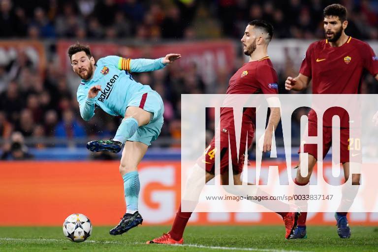 FUSSBALL CHAMPIONS LEAGUE SAISON 2017 2018 VIERTELFINALE RUECKSPIEL AS Rom - FC Barcelona Barca 10.04.2018 Lionel Messi (li, Barca) gegen Kostas Manolas (Mitte, AS Rom) beobachtet von Federico Fazio (re, AS Rom)