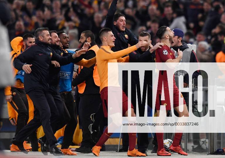 FUSSBALL CHAMPIONS LEAGUE SAISON 2017 2018 VIERTELFINALE RUECKSPIEL AS Rom - FC Barcelona Barca 10.04.2018 TEAMJUBEL AS Rom; Torschuetze 3-0 Kostas Manolas (re)