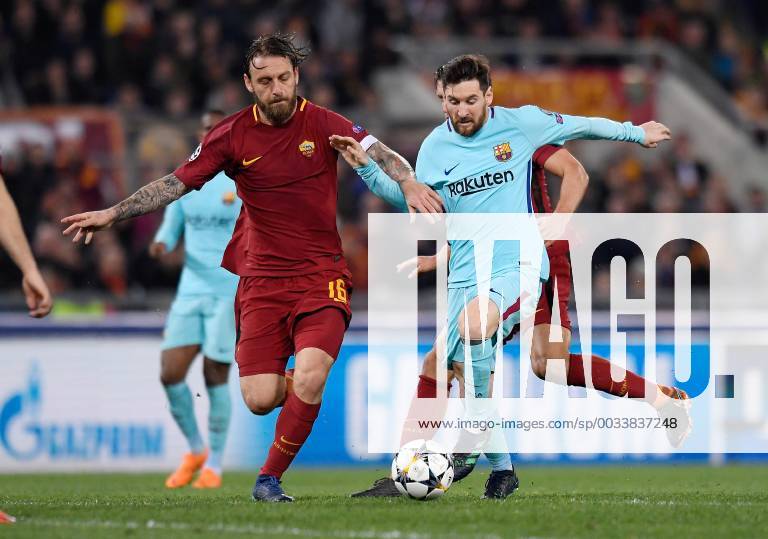 FUSSBALL CHAMPIONS LEAGUE SAISON 2017 2018 VIERTELFINALE RUECKSPIEL AS Rom - FC Barcelona Barca 10.04.2018 Lionel Messi (re, Barca) gegen Daniele De Rossi (li, AS Rom)