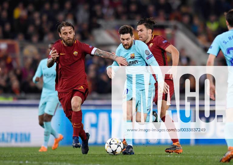 FUSSBALL CHAMPIONS LEAGUE SAISON 2017 2018 VIERTELFINALE RUECKSPIEL AS Rom - FC Barcelona Barca 10.04.2018 Lionel Messi (re, Barca) gegen Daniele De Rossi (li, AS Rom)
