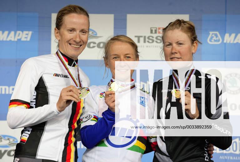 20100928 - GEELONG, AUSTRALIA: Winner Brittish cyclist Emma Pooley (C), 2nd placed German cyclist Judith Arndt (L) and 3rd placed Melanie Villumsen of New Zealand (R), pictured on the podium after the Time trial Women, Wednesday 29 September 2010, in Geelong, Melbourne, Australia, ahead of the 2010 UCI World Road cycling Rad Radsport Strasse championship starting Wednesday 29 September untill 03 October. The cyclists were riding two-by-two which is forbidden. ERICxLALMAND x22595112x