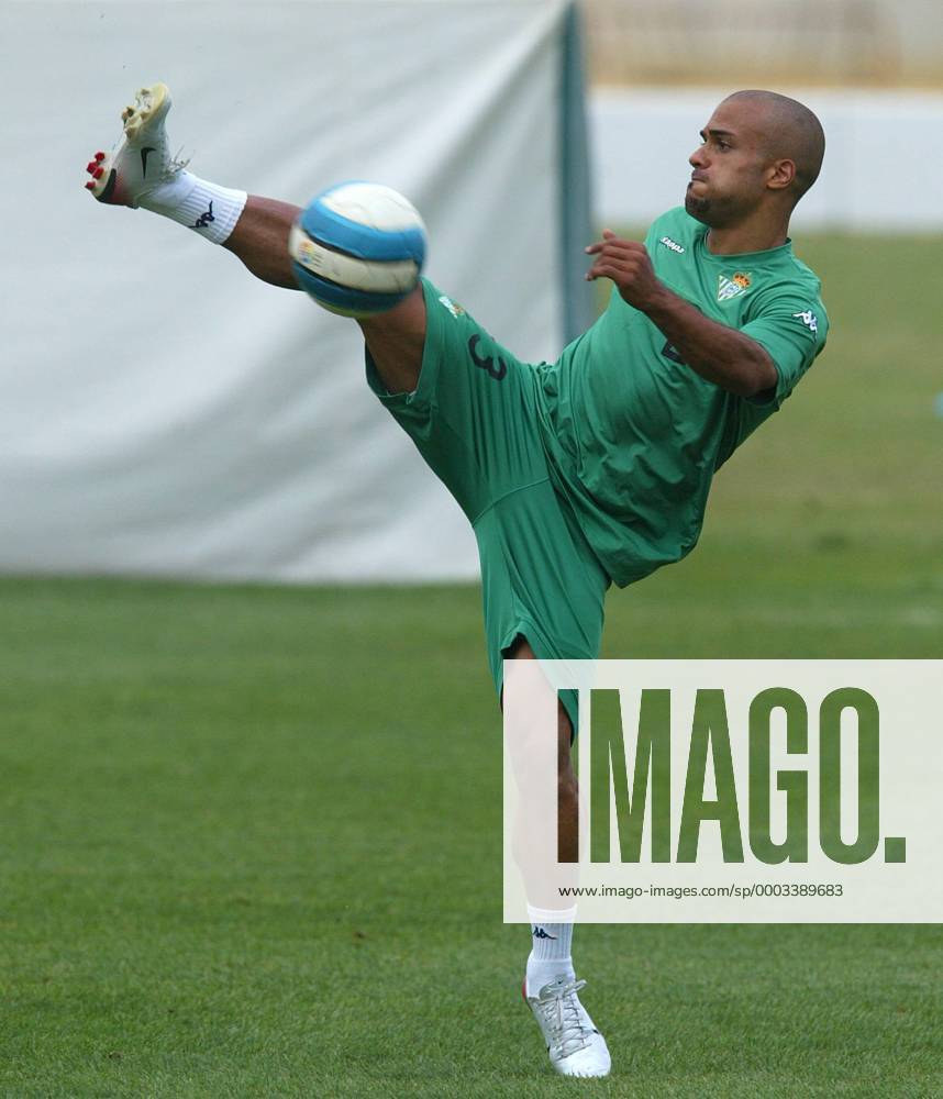 David Odonkor (Betis Sevilla) am Ball - - NOxONLINExUSE Fußball Herren Primera Division 2007 2008, 1. Spanische Liga, Real Betis Sevilla, Training Einzelbild Sevilla Dynamik, Fußball Herren Primera Division 2007 2008, 1. Spanische Liga, Real Betis Sevilla, Training Einzelbild Sevilla Dynamik,
