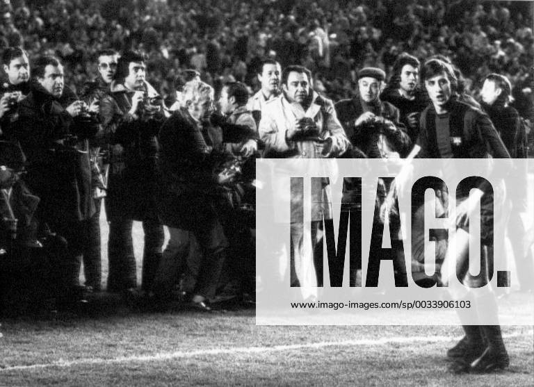 Johan Cruijff, bij aanvang van de wedstrijd Real Madrid FC Barcelona Barca (uitslag 0-5) doelwit van vele Spaanse persfotografen. Johan Cruijff zou een fantastische wedstrijd spelen, Madrid, 17 februari 1974. Dutch soccer player Johan Cruijff is surrounded by press photographers at the start of the soccer match Real Madrid vs FC Barcelona, in Madrid, 17 February 1974. Barcelona defeated Madrid 0-5. RUUDxHOFF x23729384x