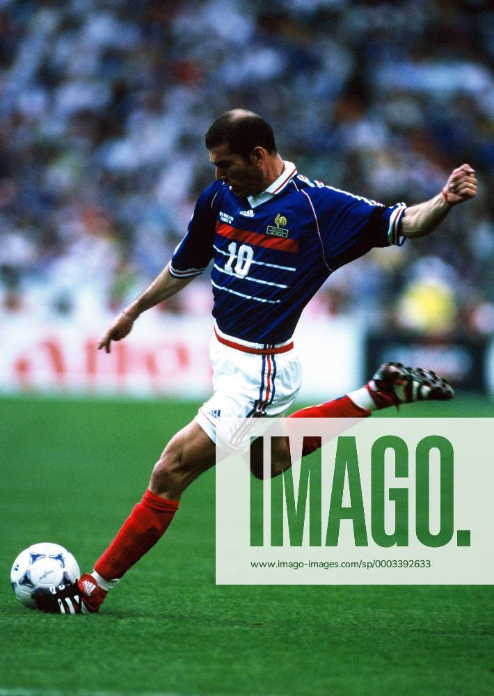 Zinedine Zidane (Frankreich) am Ball - (200509301519309) Fußball WM Herren WM 1998, Länderspiel, Nationalteam, Nationaltrikot, Gruppe C, Vdia Einzelbild Paris Dynamik, Fußball WM Herren WM 1998, Länderspiel, Nationalteam, Nationaltrikot, Gruppe C, Vdia Einzelbild Paris Dynamik,
