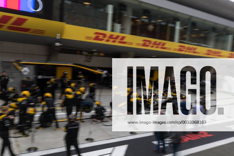 Renault mechanic at pit stop Grand Prix of China 2018 race Motorsport Formula 1 14 04 2018 Shanghai