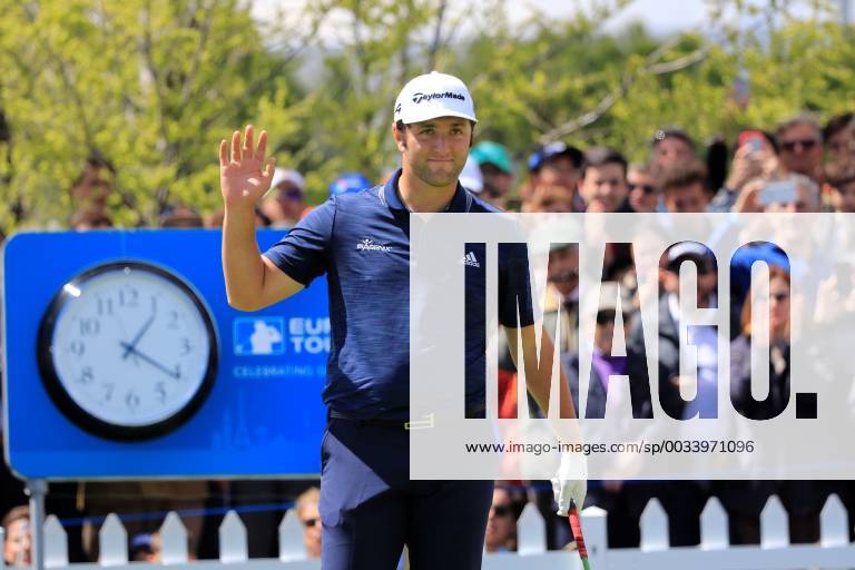 Jon Rahm of Spain waves to the public on the third day of Madrid Open golf tournament at the National Golf Course in Madrid, Spain, 14 April 2018. The Madrid Open runs from 12 to 15 April. Madrid Open !ACHTUNG: NUR REDAKTIONELLE NUTZUNG!
