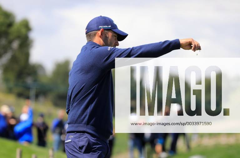 Pablo Larrazabal of Spain prepares his next shot during the third day of Madrid Open golf tournament at the National Golf Course in Madrid, Spain, 14 April 2018. The Madrid Open runs from 12 to 15 April. Madrid Open !ACHTUNG: NUR REDAKTIONELLE NUTZUNG!