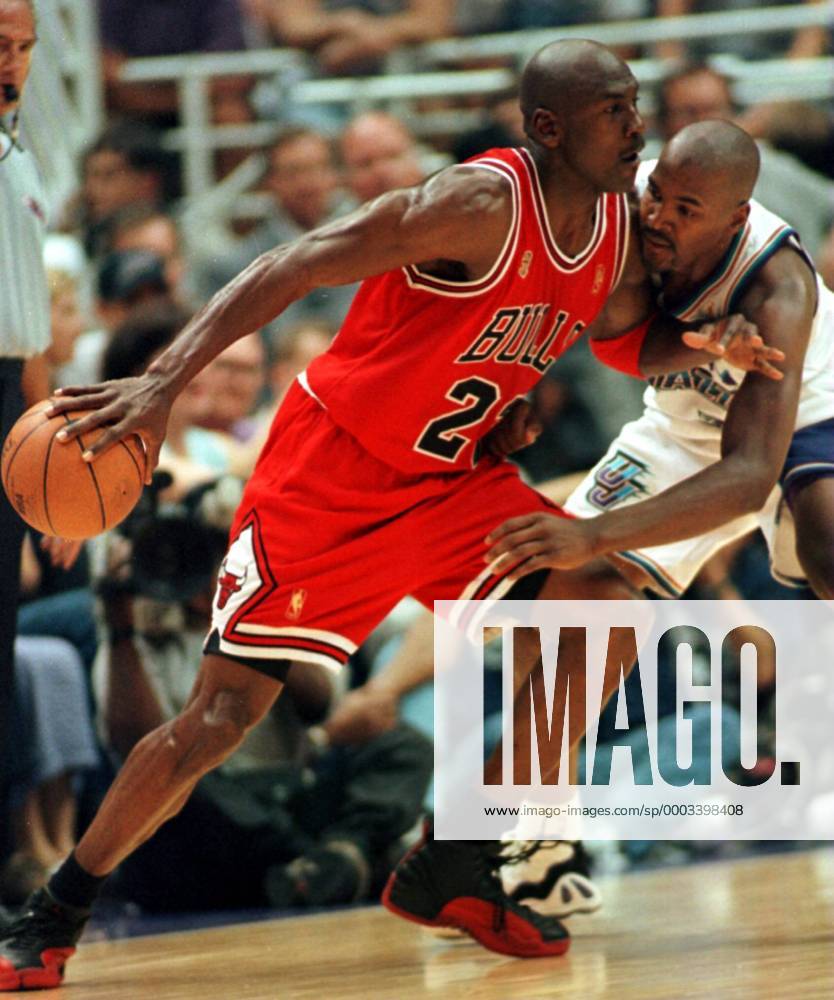 Michael Jordan (Chicago Bulls, li.) gegen Byron Russell (Utah Jazz) - (UTA97060702) Basketball Herren NBA Finals 1996 1997, Playoff, Playoffs, Play Off, Offs, Finale, Endspiel, Finalserie Gruppe Salt Lake City Dynamik, Basketball Herren NBA Finals 1996 1997, Playoff, Playoffs, Play Off, Offs, Finale, Endspiel, Finalserie Gruppe Salt Lake City Dynamik,