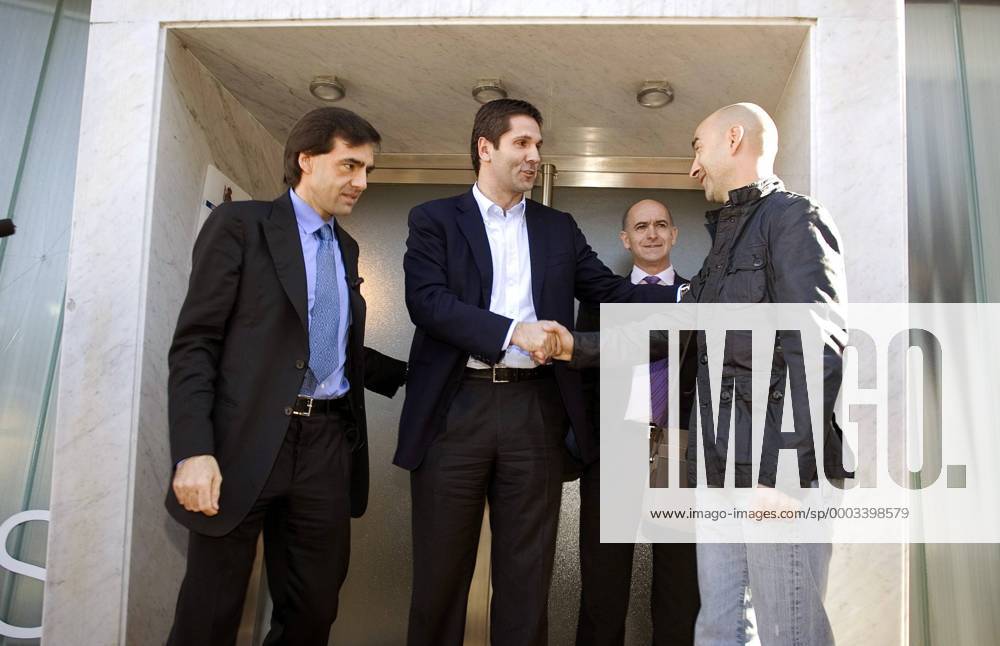 Präsident Inaki Badiola (San Sebastian, li.) neben seinem Vorgänger Juan Larzabal (Mitte) welcher Pako Ayestaran begrüßt - - NOxONLINExUSE Fußball Herren Segunda Division 2007 2008, 2. Spanische Liga, Real Sociedad San Sebastian Gruppe San Sebastian Fußball Herren Segunda Division 2007 2008, 2. Spanische Liga, Real Sociedad San Sebastian Gruppe San Sebastian