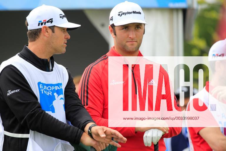 Jon Rahm (R) of Spain reacts during Madrid Open golf tournament at the National Golf Course in Madrid, Spain, 15 April 2018. The Madrid Open runs from 12 to 15 April. Madrid Open !ACHTUNG: NUR REDAKTIONELLE NUTZUNG!