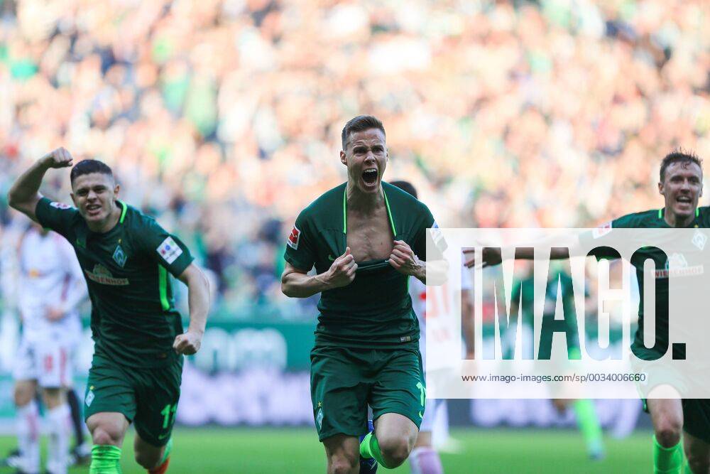Football 1 Bundesliga Werder Bremen RB Leipzig vl Niklas Moisander Bremen 18 Cheers Torjubel celebrates over the gate celebrate the goal celebration Bremen