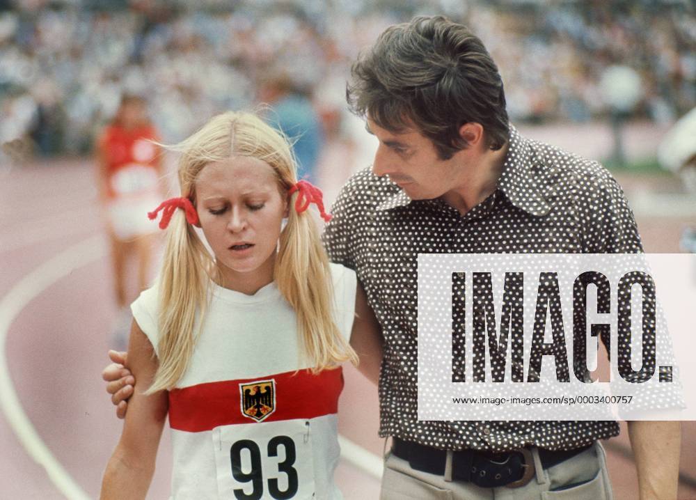 Trainer Gerd Osenberg stützt Ellen Tittel (beide BR Deutschland), die alles gegeben hat Leichtathletik Damen Sportfest 1972, Meeting, Nationaltrikot, 1500m, 1500 m, Meter, Mittelstrecke Gruppe Aufnahmedatum geschätzt Erschöpfung, Leichtathletik Damen Sportfest 1972, Meeting, Nationaltrikot, 1500m, 1500 m, Meter, Mittelstrecke Gruppe Aufnahmedatum geschätzt Erschöpfung,