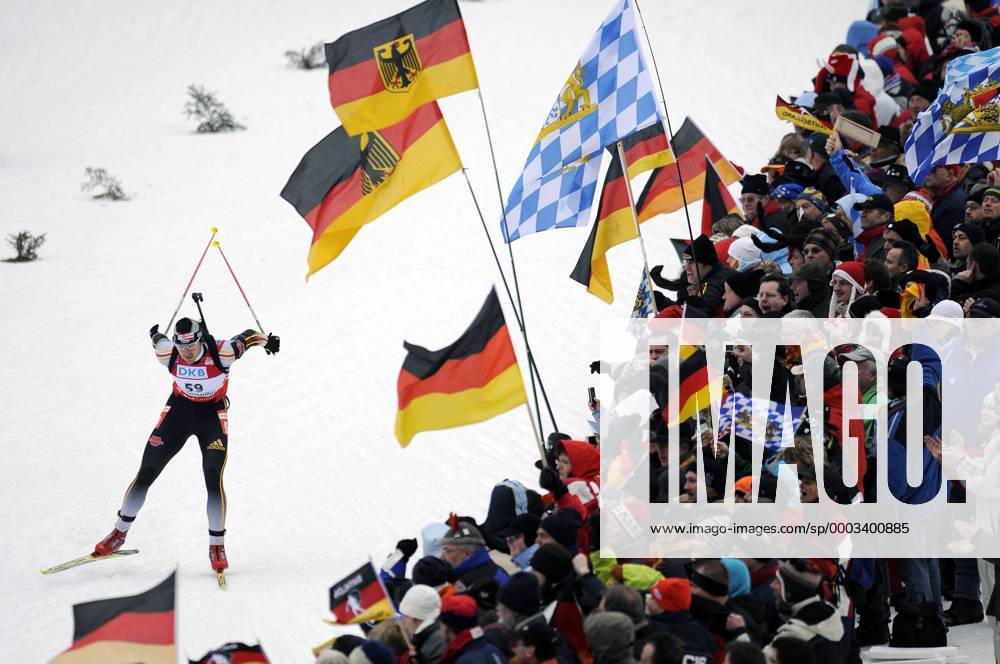 Michael Greis (Deutschland) vorbei an deutschen Fans Biathlon Herren Weltcup 2007 2008, Worldcup, Welt Cup, World, WC, Sprint, 10km, km, Kilometer Totale Ruhpolding Dynamik, Biathlon Herren Weltcup 2007 2008, Worldcup, Welt Cup, World, WC, Sprint, 10km, km, Kilometer Totale Ruhpolding Dynamik,