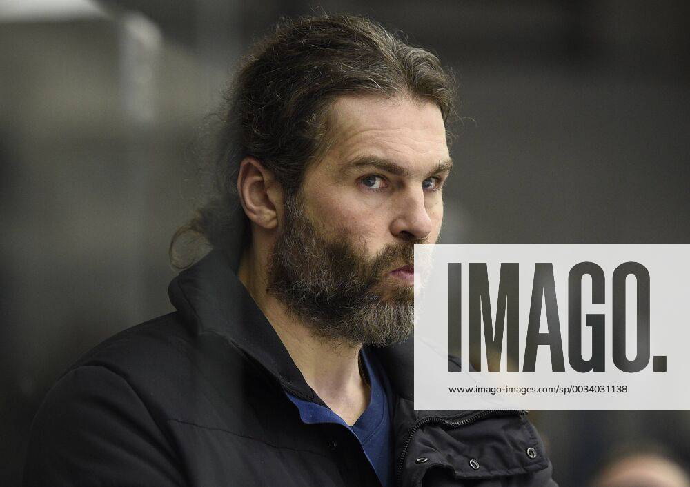 Utkani 8. kola baraze o hokejovou extraligu: Rytiri Kladno - HC Verva Litvinov, 13. dubna v Kladne. Jaromir Jagr z Kladna sleduje zapas ze stridacky. CTKPhotoP201804131073701 DML 015
