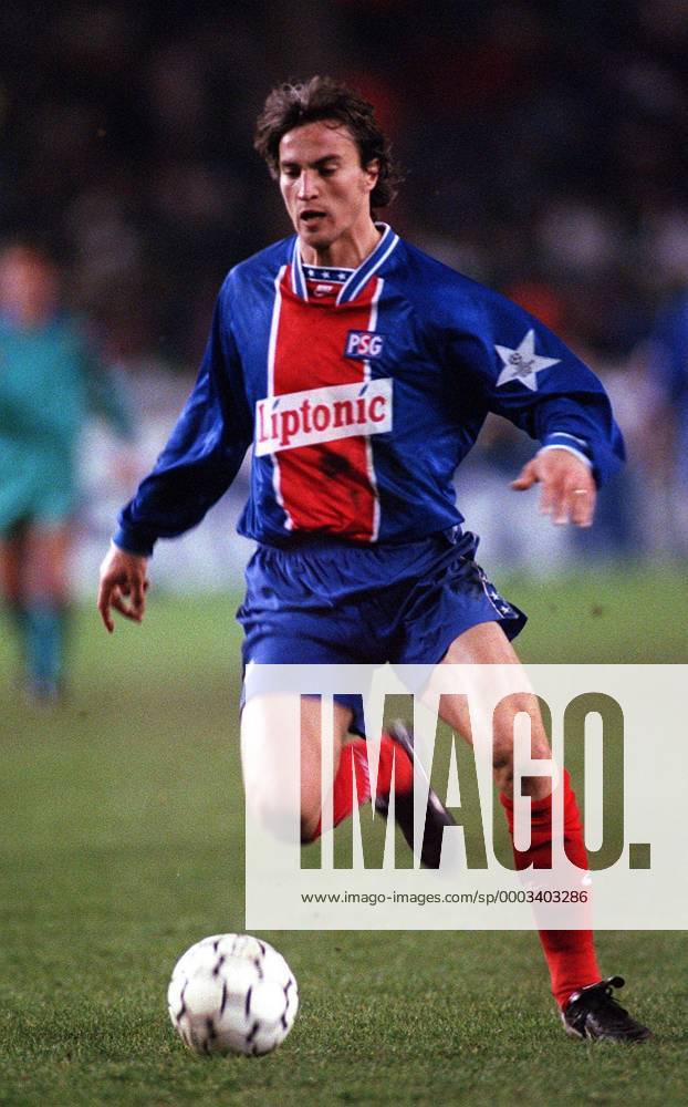David Ginola (Paris St. Germain) am Ball - Fußball EC 1 Herren Champions League 1994 1995, FC Paris Saint Germain, PSG, Viertelfinale Einzelbild Paris Dynamik, Fußball EC 1 Herren Champions League 1994 1995, FC Paris Saint Germain, PSG, Viertelfinale Einzelbild Paris Dynamik,