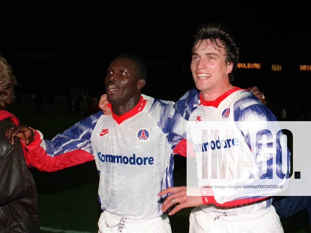 David Ginola (re.) und George Weah (beide Paris St. Germain) - Schlußjubel - Fußball EC 3 Herren UEFA Cup 1992 1993, Pokal, Europacup, Europapokal, FC Paris Saint Germain, PSG, Viertelfinale Gruppe Paris Glück, Freude, Fußball EC 3 Herren UEFA Cup 1992 1993, Pokal, Europacup, Europapokal, FC Paris Saint Germain, PSG, Viertelfinale Gruppe Paris Glück, Freude,