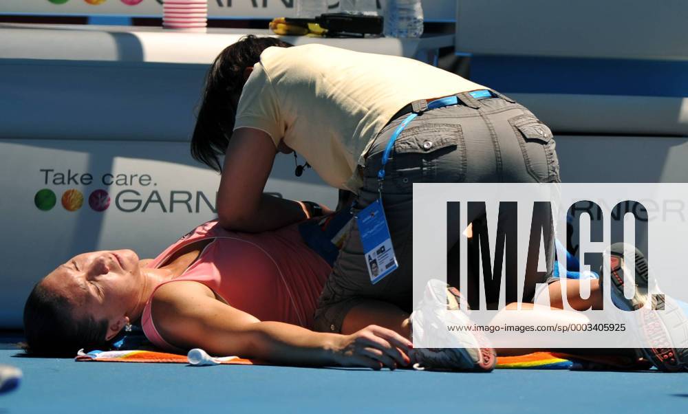 Jelena Jankovic (Serbien) lässt sich während einer Verletzungspause massieren - Tennis Damen Australian Open 2008, Grand Slam, WTA Tour Gruppe Melbourne Komik, Tennis Damen Australian Open 2008, Grand Slam, WTA Tour Gruppe Melbourne Komik,