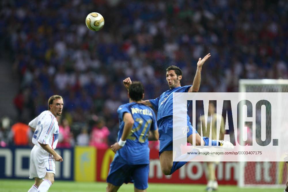 Marco Materazzi (re.) am Ball, daneben Simone Perrotta (beide Italien, Mitte) und Franck Ribery (Frankreich) - Fußball Länderspiel Herren WM 2006, Nationalmannschaft, Nationaltrikot, Finale, Endspiel Gruppe Aufmacher Berlin Dynamik, Höhe, Fußball Länderspiel Herren WM 2006, Nationalmannschaft, Nationaltrikot, Finale, Endspiel Gruppe Aufmacher Berlin Dynamik, Höhe,