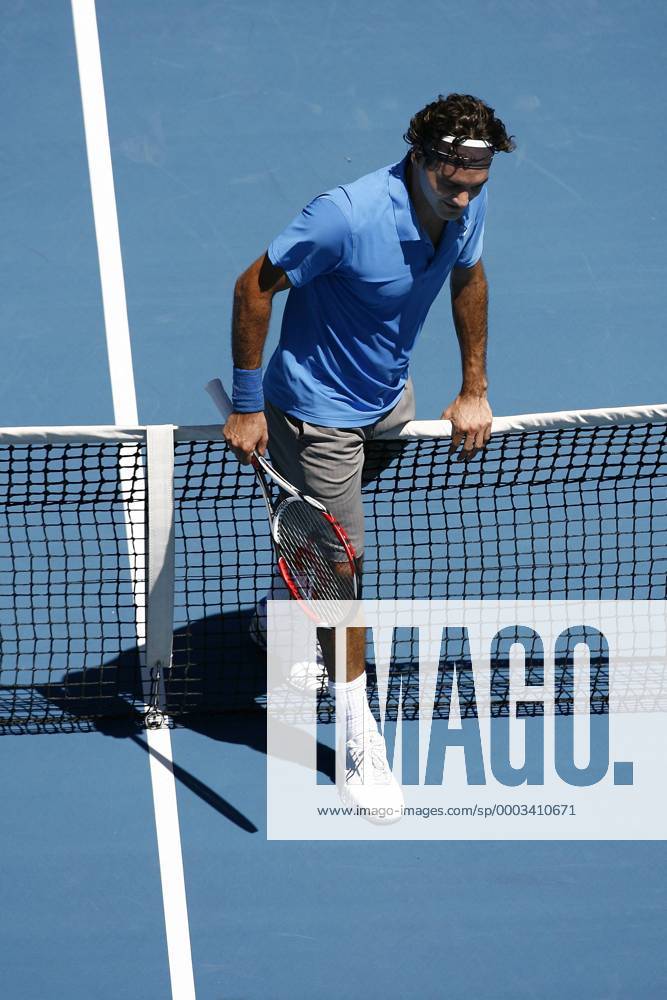Roger Federer (Schweiz) steigt übers Netz Tennis Herren Australian Open 2008, Grand Slam, ATP Tour Einzelbild Melbourne Tennis Herren Australian Open 2008, Grand Slam, ATP Tour Einzelbild Melbourne