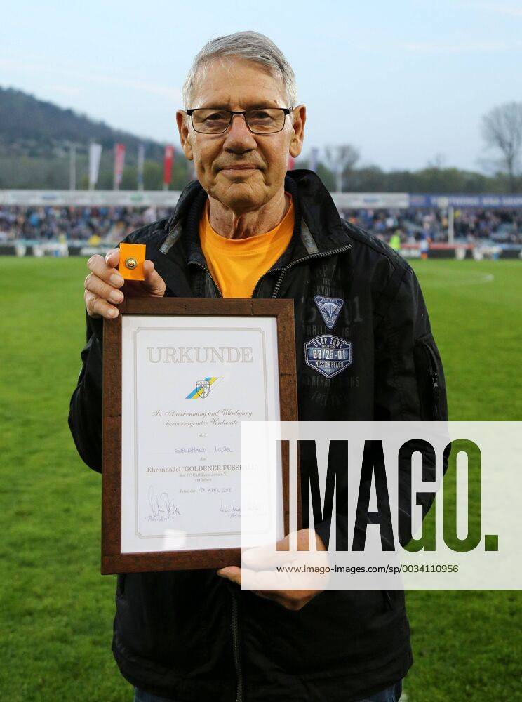 GER 3 Liga FC Carl Zeiss Jena vs 1 FC Magdeburg 17 04 18 Jena Ernst Abbe Sportfeld GER 3 League Season 2017 2018 30 Matchday Match Carl Zeiss Jena vs 1 FC Magdeburg pictured Eberhard Vogel 75 is honored with the Goldener Fussball Award