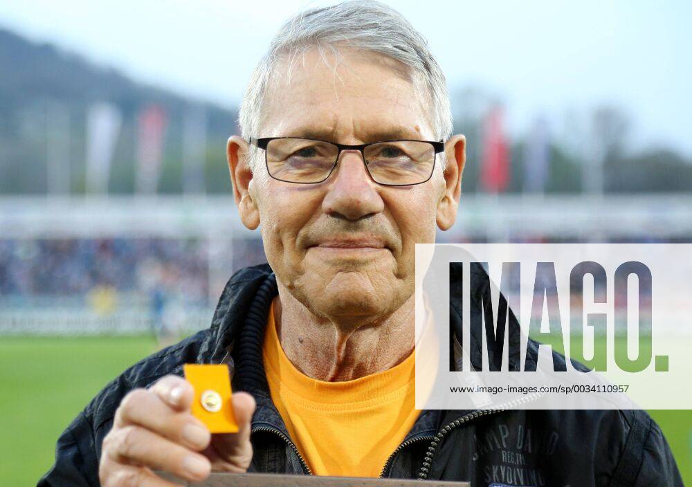GER 3 Liga FC Carl Zeiss Jena vs 1 FC Magdeburg 17 04 18 Jena Ernst Abbe Sportfeld GER 3 League Season 2017 2018 30 Matchday Match Carl Zeiss Jena vs 1 FC Magdeburg pictured Eberhard Vogel 75 is honored with the Goldener Fussball Award