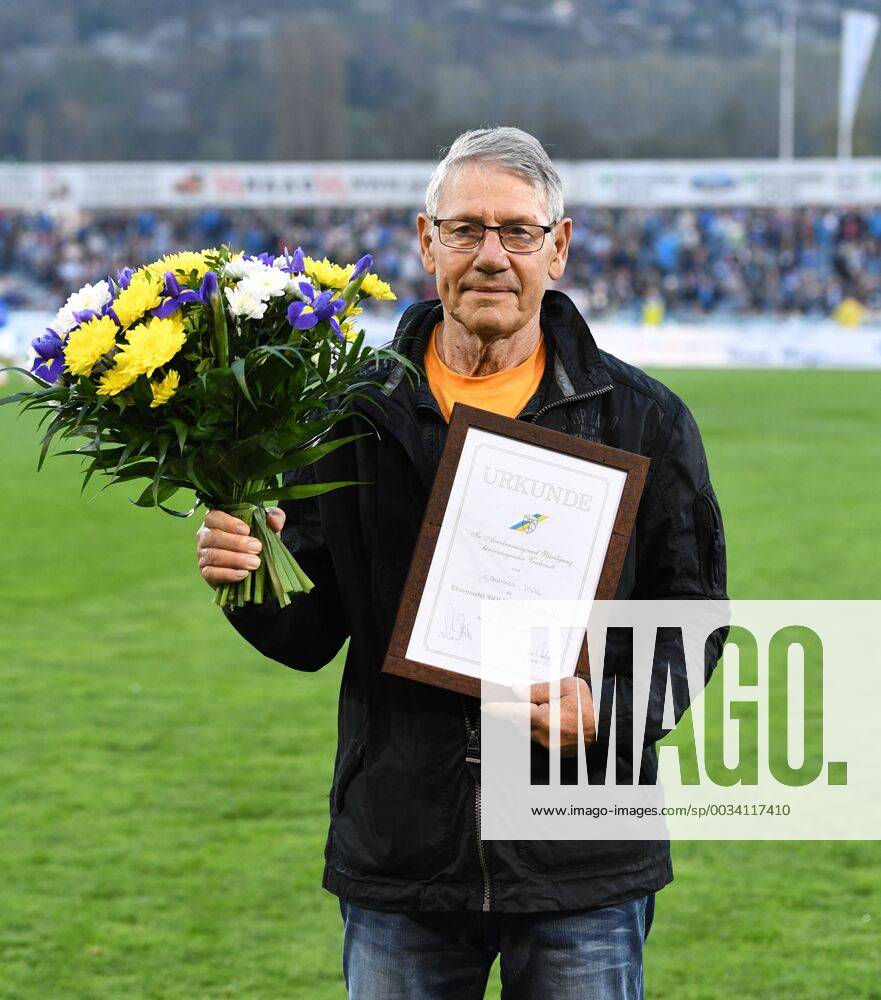 Soccer Mens Season 2017 2018 3 league 30 Matchday catch-up game Carl Zeiss Jena 1 FC Magdeburg Ex-Germany Eberhard Vogel received flowers and the Golden Needle of FC Carl Zeiss Jena 17 04 2018 at half-time on his 75th birthday