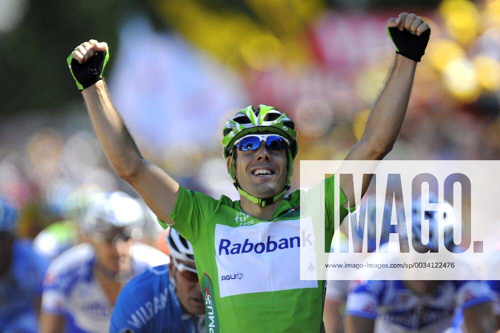 - DIGNE-LES-BAINS, FRANCE: Spanish Oscar Freire, in the green jersey of team Rabobank, celebrates as he wins the mass sprint at the end of the 14th stage of the Tour de France cycling race between Nimes and Digne-les-Bains, Saturday 19 July 2008. LUCxCLAESSEN x9825561x